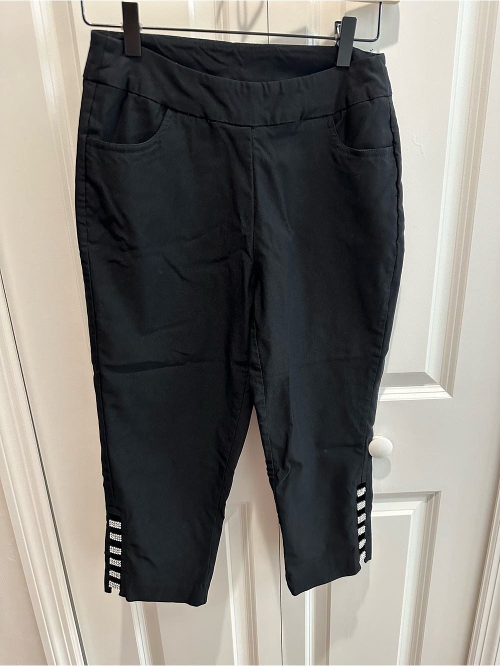 Lulu-B Black Capri Leggings with Striped Hem Accent Size 6